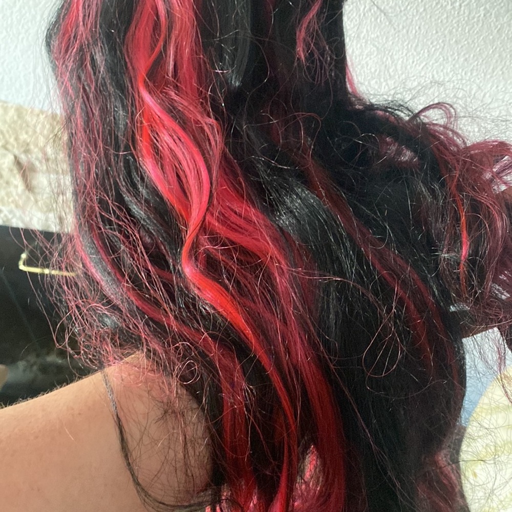 Red/black wig - Picture 6 of 9